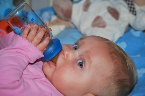 新生兒到底能不能喝水?